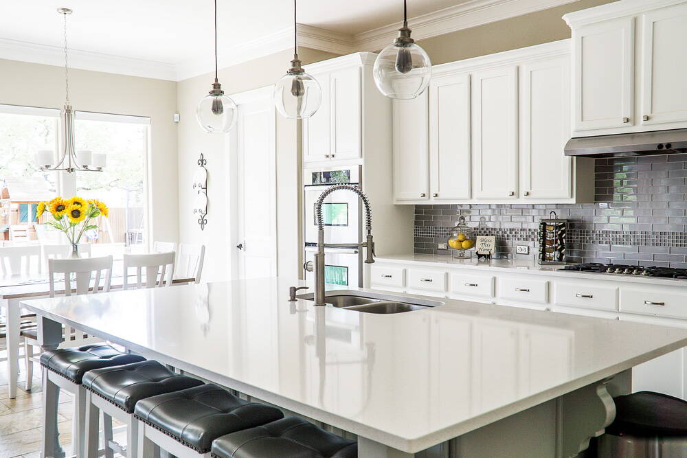 Kilka pomysłów na blat w białej kuchni