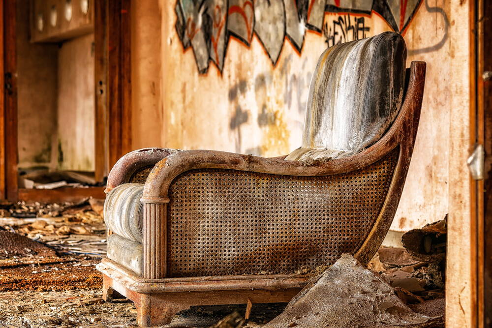 Samodzielne odnawianie mebli drewnianych – czy to trudne?