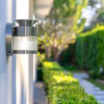 Jak dbać o lampy elewacyjne, aby zachowały swój estetyczny wygląd?