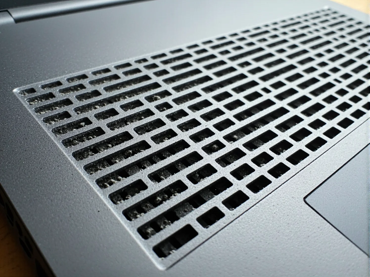 Czyszczenie wnętrza komputera sprężonym powietrzem w celu usunięcia kurzu i obniżenia temperatury