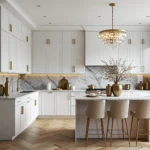 Biała zabudowa kuchenna w stylu glamour ze złotymi uchwytami