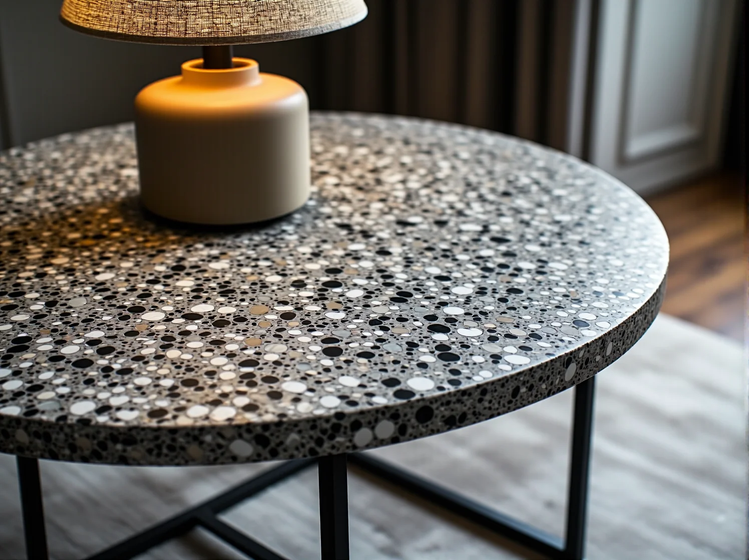 Fotel wykonany z grzybni i biodegradowalnych materiałów w ekologicznym salonie