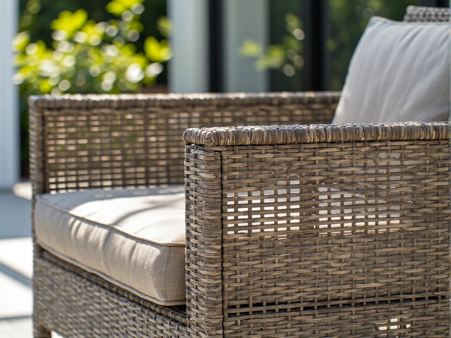 Solidny stół ogrodowy z drewna certyfikowanego FSC w otoczeniu zieleni.