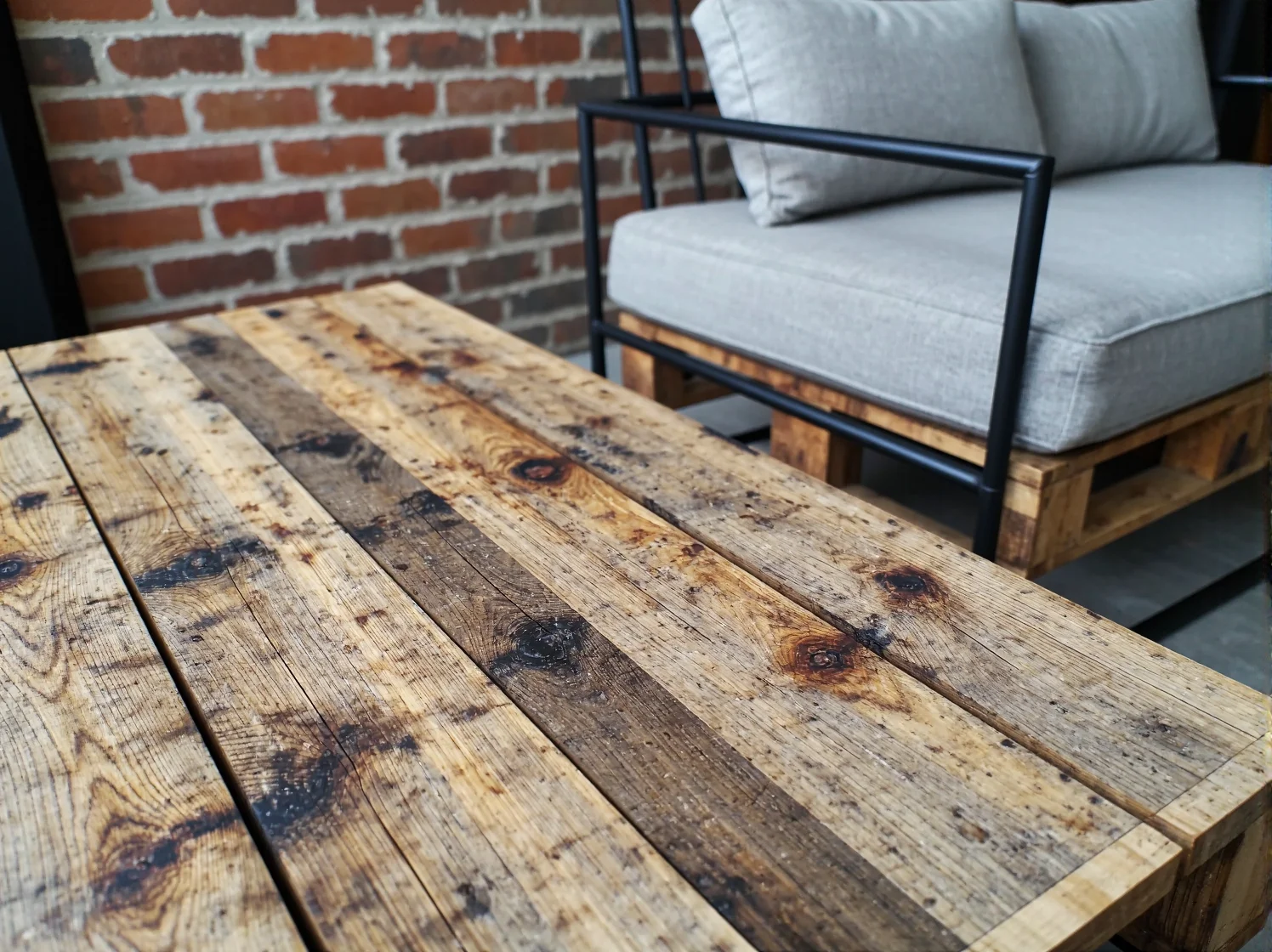 Zbliżenie na detale trwałych mebli ogrodowych w stylu loft wykonanych z materiałów wtórnych.